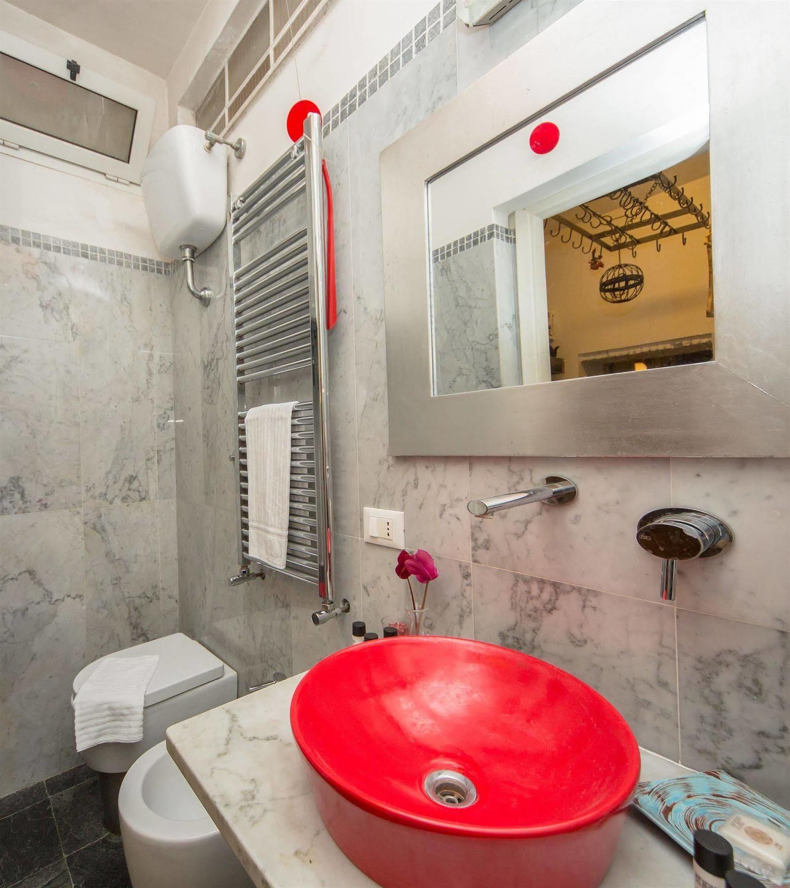 Purple Wisteria Apartment Rom