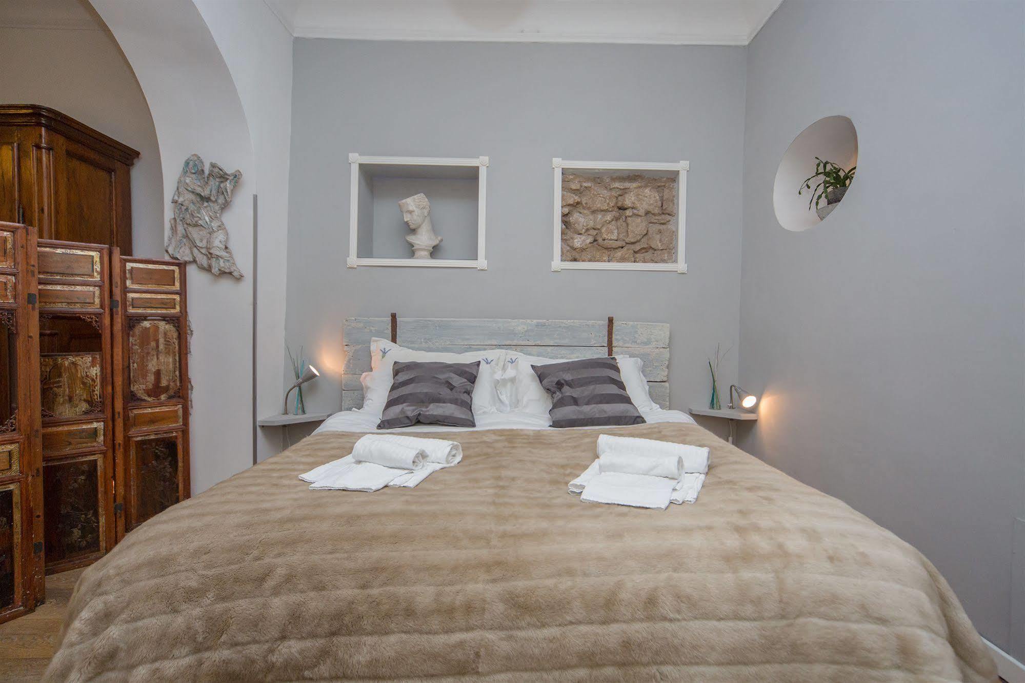 Apartment Purple Wisteria Rom